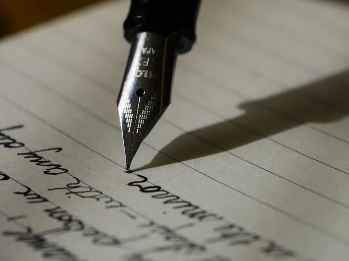 Pluma estilográfica escribiendo sobre un papel