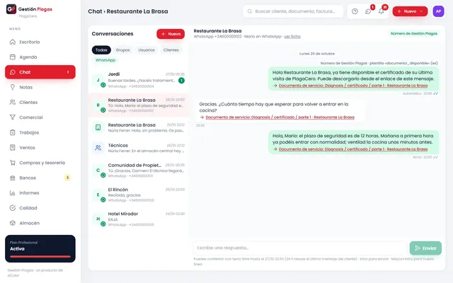 Chat de la aplicación con una conversación de WhatsApp: certificado enviado, pregunta del cliente y respuesta de la oficina